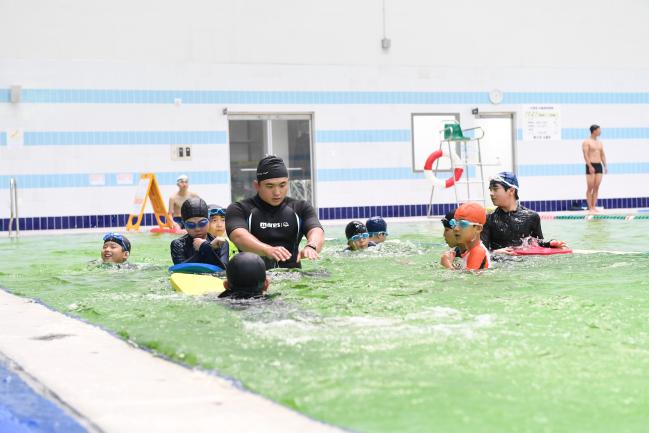 ‘군 자녀 수영 교실’ 참가 학생들이 전문강사 자격을 갖춘 특전요원에게서 수영 기술을 배우고 있다.  부대 제공