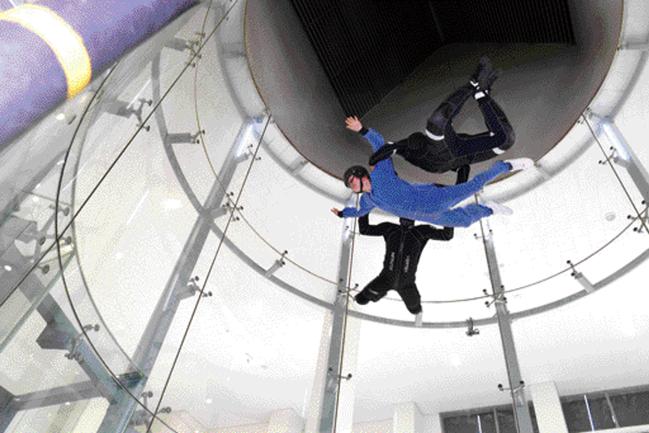 특전요원들이 실제 고공 강하 훈련을 위해 특전사 고공센터 ‘윈드터널’에서 모의 고공훈련을 하고 있다.  부대 제공