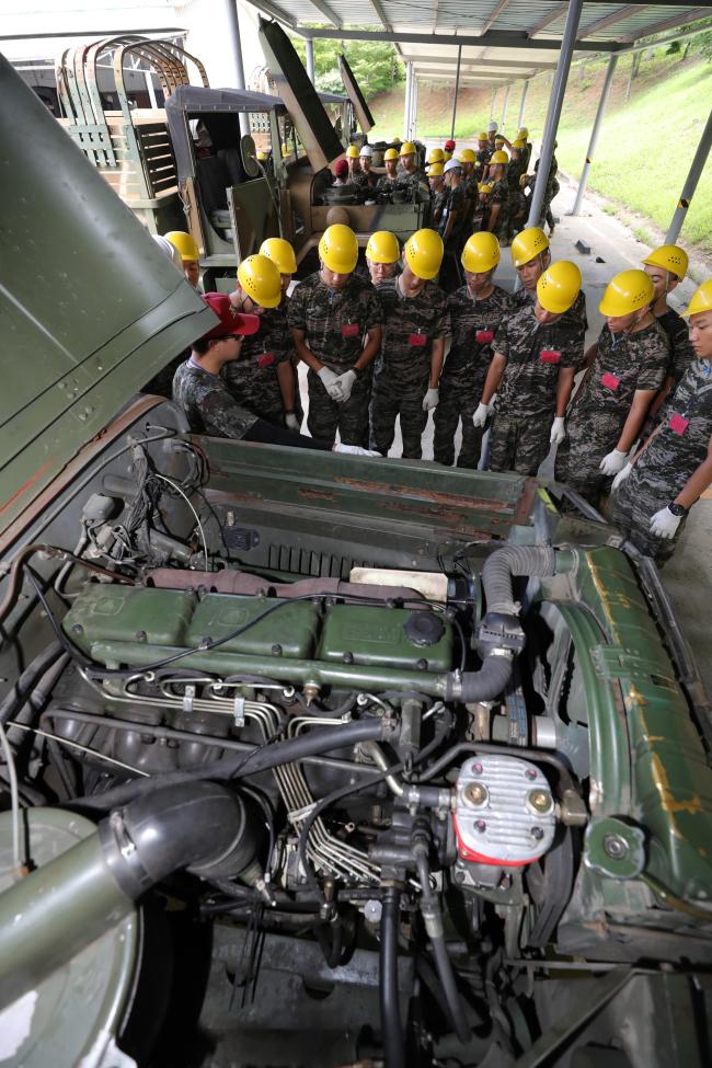 교육생들이 차량 아침 점호 교육을 받고 있다. 