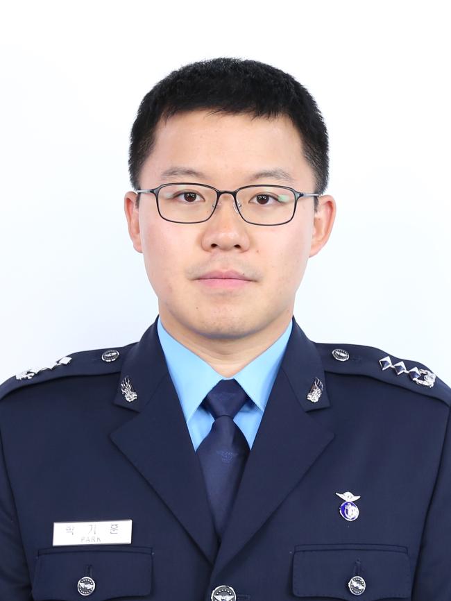 박 기 훈 
공군2방공유도탄여단 군종신부·대위 