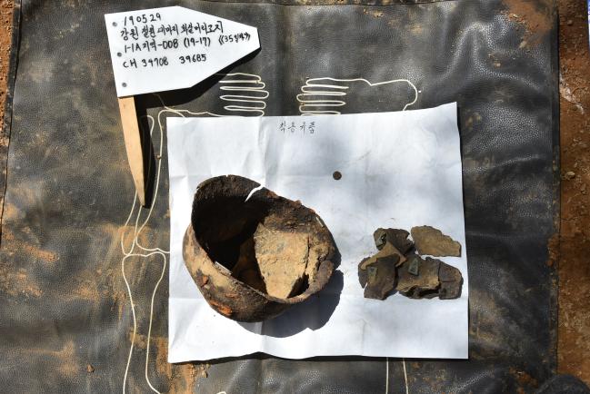 지난 5월 30일 화살머리고지 일대에서 발굴된 뒤 21일 신원이 확인된 6·25 전쟁 전사자 고(故) 남궁선 이등중사의 생전 모습(위)과 화살머리고지 일대에서 발굴된 고 남궁선 이등중사의 유품.  국방부 제공