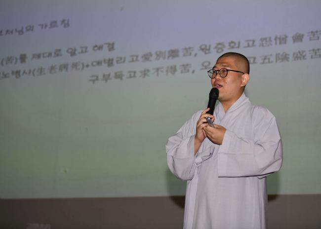 공군16전투비행단이 21일 기지 대강당에서 진행한 안보특별 종교강연에서 통도사 금모스님이 ‘신앙심을 통한 나라사랑’을 주제로 강연하고 있다.
 사진 제공=서동일 하사