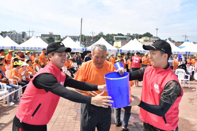 봉사활동에 나선 공군방공관제사령부 예하 8498부대 장병들이 22일 제24회 강원도 장애인 하계캠프에서 행사 진행을 돕고 있다.  부대 제공