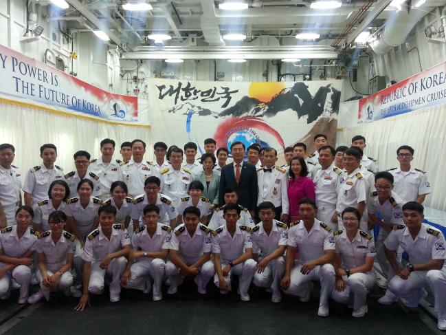 2014년 11월 해군순항훈련 함정의 양곤 입항 당시 해군사관학교 생도들이 주미얀마 한국대사 부부와 함께 기념사진을 찍고 있다.  필자 제공 