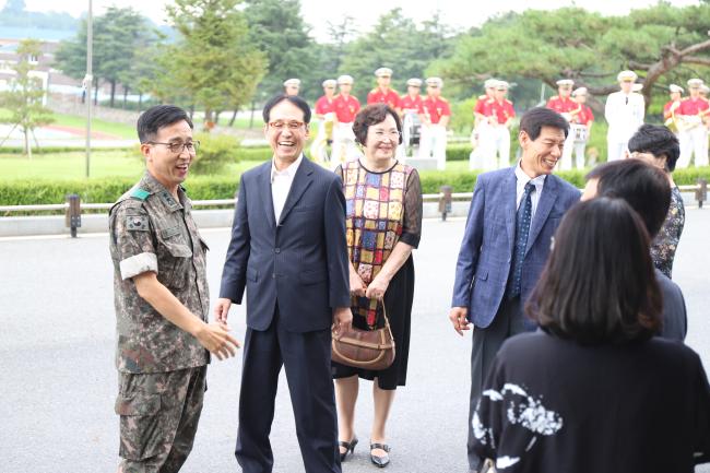 지난 23일 육군훈련소가 개최한 ‘자랑스러운 연무가족’ 행사에서 구재서(맨 왼쪽) 훈련소장이 과거 훈련소에서 근무했던 예비역과 군인 가족들을 만나 인사를 나누고 있다. 이날 행사에는 대를 이어 부대에 근무 중인 장병과 군인 가족 14명이 참석했다.  부대 제공