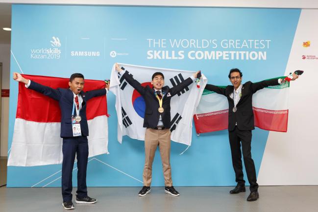 러시아 카잔에서 열린 제45회 국제기능올림픽대회에 출전한 공군 김이섭(가운데) 하사가 지난 27일(현지시간) ‘IT 네트워크시스템’ 직종 금메달을 수상한 뒤 다른 수상자들과 함께 기념사진을 찍고 있다.  공군 제공