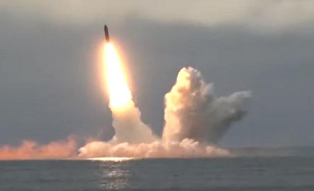 지난 8월 24일, 러시아의 개량형 중거리 잠수함 발사 탄도 미사일(SLBM)이 잠수함에서 시험발사되는 장면. 영상 캡처