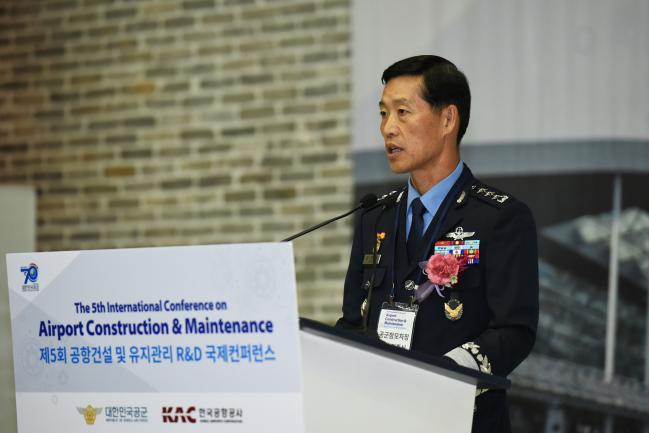 3일 서울 영등포구 공군회관에서 열린 ‘제5회 공항건설 및 유지관리 국제 콘퍼런스’에서 김준식 공군참모차장이 개회사를 낭독하고 있다.  공군 제공