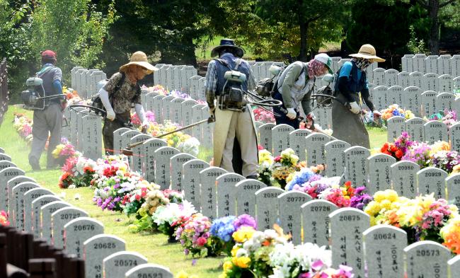 국립대전현충원 추석맞이 단장   국립대전현충원 관계자들이 지난 6일 추석을 앞두고 묘역과 주변 환경을 정리하고 있다. 국립대전현충원은 연휴 기간 임시주차장을 운영하고 후문을 개방한다. 전 직원이 교대로 비상근무를 하고 보훈모시미 차량도 증편 운행한다. 
 국립대전현충원 제공