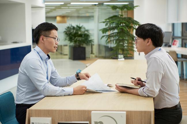 기업 인사 담당자가 직원과 인사 관련 상담을 하고 있다.  필자 제공