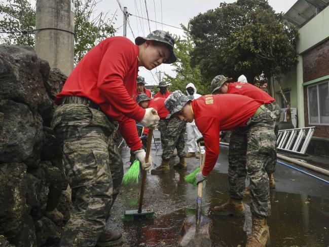 해병대9여단 91대대 장병들이 9일 제주도 서귀포시 일대에서 도로와 배수로를 정비하며 태풍 피해를 복구하고 있다.  사진 제공=이준우 대위