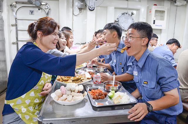 10일 해군1함대 광명함 간부 가족들이 추석 연휴를 앞두고 광명함을 방문해 준비한 명절음식을 장병들과 나눠 먹으며 화기애애한 시간을 가지고 있다. 사진 제공=박보훈 중사