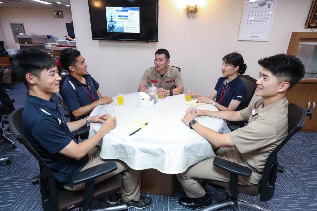선배 장교와 만남의 시간   해사 74기 생도들이 베트남 입항을 앞둔 지난 6일 문무대왕함 사관실에서 진행된 ‘선배 장교와 만남의 시간’에 이야기꽃을 피우고 있다. 