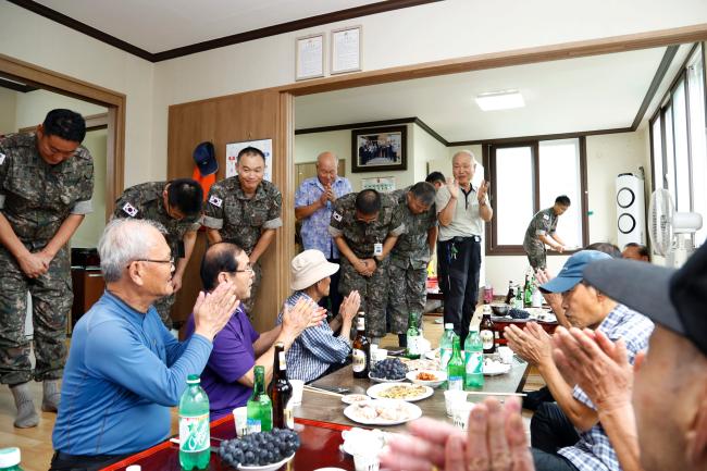 육군31사단 주임원사를 비롯한 직할대대 주임원사들이 한가위를 앞두고 부대 인근 경로당을 방문해 지역 어르신들께 인사를 드리고 있다.  부대 제공

