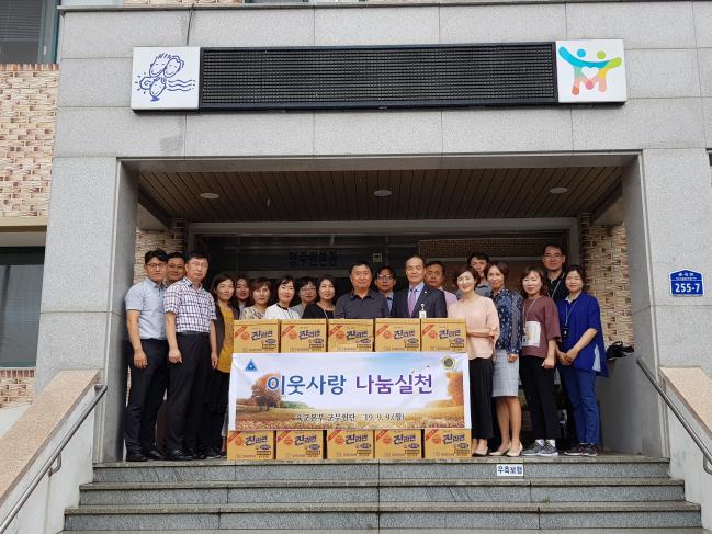 9일 충남 공주시 소재 명주원을 찾은 육군본부 군무원단이 위문품을 전달한 뒤 기념 촬영하고 있다. 육군 제공