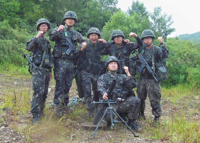 ‘육군 최정예 300전투원’ 선발평가에서 박격포 분야 최우수팀으로 선발된 육군201특공여단 1특공대대 박격포반이 기념 촬영을 하고 있다.  부대 제공