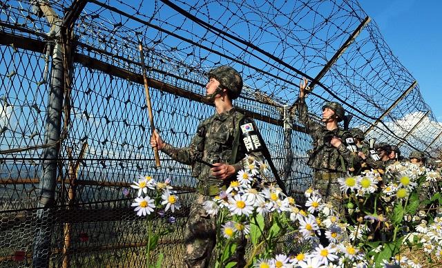 한가위 연휴에도 장병들은 경계 등 군사대비태세를 위한 임무 수행에 여념이 없다. 국방일보DB.