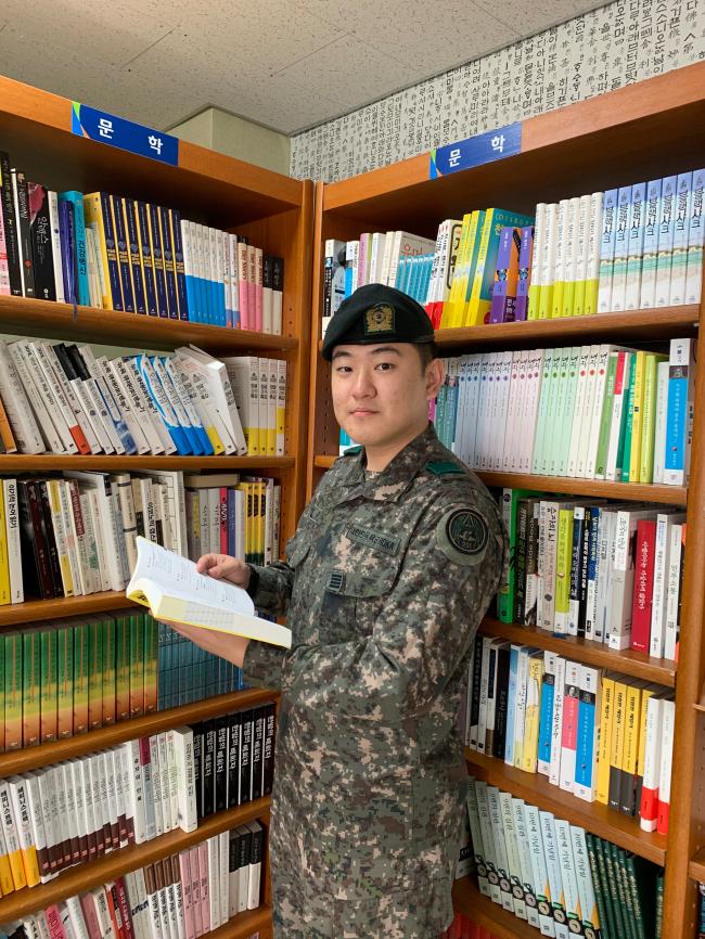 부대 내 도서관에서 책을 펼쳐 든 육군201특공여단 2특공대대 김남경 병장.왼쪽 사진은 김남경 병장이 부대 상징물 앞에서 거수경례를 하는 모습. 부대 제공