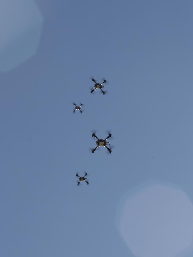 ‘다수비행체 제어’ 부문 경연 중 군집드론이 대형을 이루며 표적지역으로 비행하고 있다.