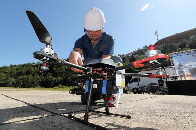 18일 강원도 인제 육군과학화전투훈련단(KCTC)에서 열린 제2회 드론봇 챌린지 대회에서 참가업체 관계자가 경연에 앞서 드론을 점검하고 있다. 