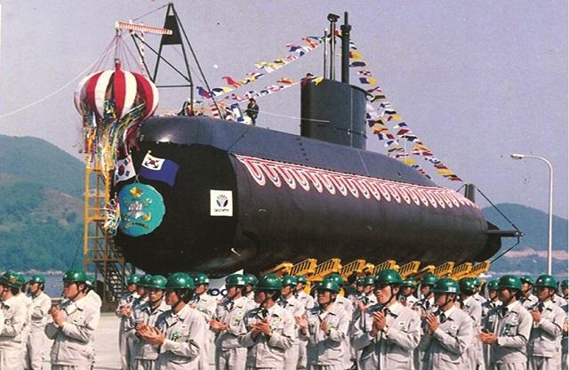 첫 중형급 국산잠수함인 이천함의 진수식 장면. 사진 = 해군본부