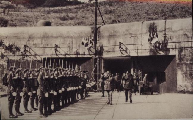 마지노선 앞에서 사열받고 있는 프랑스군의 사진.  사진=www.lignemaginot.fr