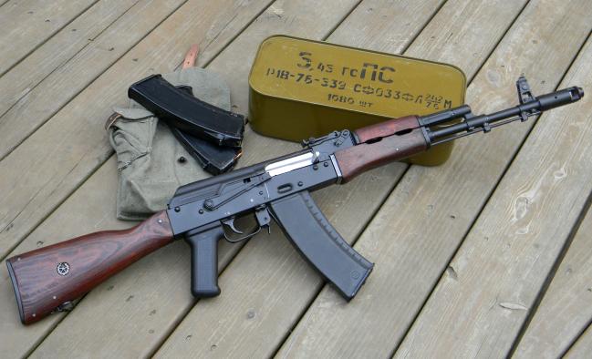 AK-74 assault rifle with soviet insignia, magazines and 5.45×39mm (7N6) ammunition can
* 출처 : 위키커먼스 (https://commons.wikimedia.org/wiki/ File:AK-74_with_magazines.jpeg?uselang=ko)