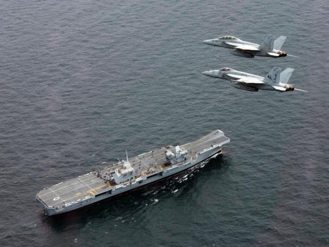 FA-18 Super Hornets fly over HMS Queen Elizabeth (R08) on 5 August 2017
* 출처 : U.S. Navy