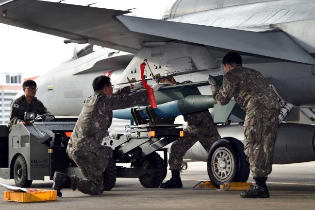 공군공중전투사령부 공대공 실사격 및 공대지 폭격훈련이 지난 17일부터 20일까지 실시된 가운데 항공무기정비사들이 FA-50에 KGGB를 장착하고 있다.  공군 제공