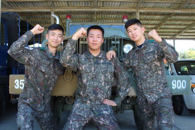 23일 전문하사로 임관한 육군32사단 승리부대 수송부 소속 박대일(가운데) 하사가 선배 전문하사들과 함께 제2의 군 생활을 멋지게 할 것을 다짐하며 기념사진을 찍고 있다.  부대 제공