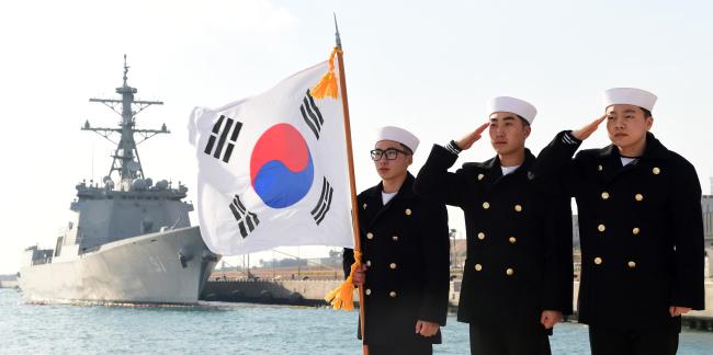 해군제주기지 장병들이 조국 해양 수호를 다짐하며 경례하고 있다. 국방일보 DB