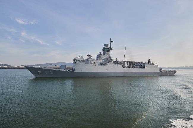 근접방어무기체계 팔랑스(Phalanx) 적 유도탄, 항공기에 대해 근거리에서 고속으로 20mm 탄약을 발사해 표적을 무력화함.