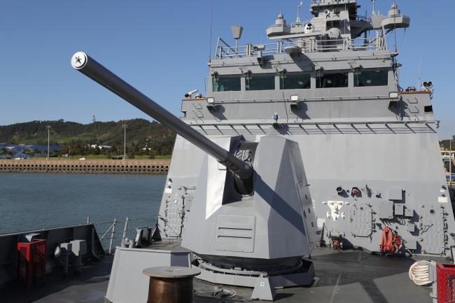 5인치 함포 5인치 함포탄을 발사해 수상함·저고도항공기·육상 표적을 공격함.