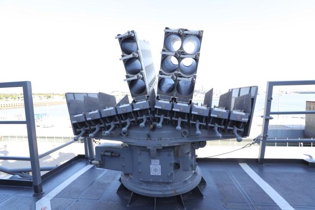 대유도탄기만체계(DAGAIE) 함정 탑재용 대미사일 기만체계로 함정의 전자전장비나 탐지체계로부터 정보를 받아 채프와 플레어 기만체를 자동으로 전개할 수 있음.