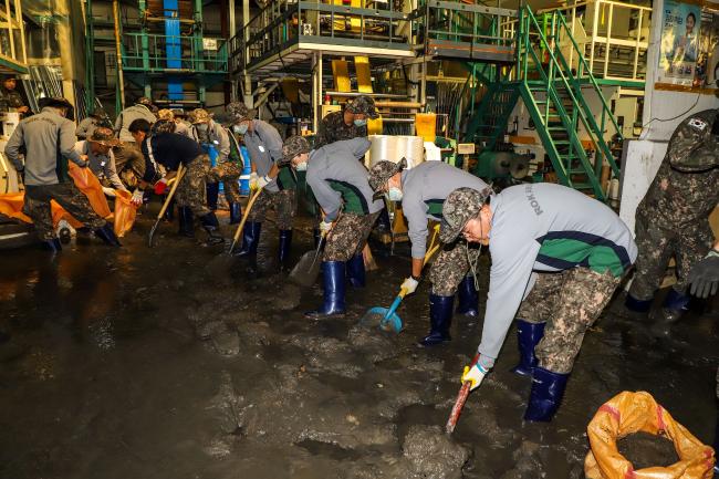 국군 장병들이 지난 2일부터 4일까지 18호 태풍 ‘미탁’으로 인한 피해 복구에 구슬땀을 흘렸다. 사진은 육군53사단이 부산 사하구 구평동 일대 공장에서 토사 제거 대민지원을 벌이는 모습. 부대 제공