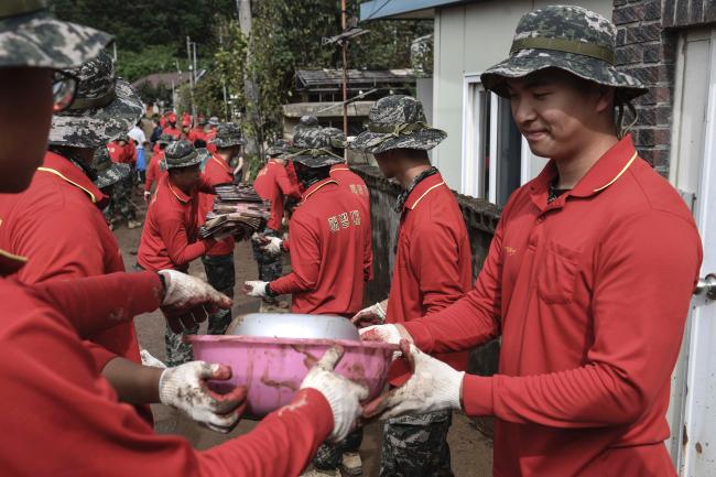 국군 장병들이 지난 2일부터 4일까지 18호 태풍 ‘미탁’으로 인한 피해 복구에 구슬땀을 흘렸다. 사진은 해병대 신속기동부대가 경북 포항에서 침수피해 복구 작업을 하는 모습.  부대 제공