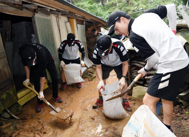 국군 장병들이 지난 2일부터 4일까지 18호 태풍 ‘미탁’으로 인한 피해 복구에 구슬땀을 흘렸다. 사진은 공군18전투비행단이 강릉시 회산동 일대 주택가에서 흙더미를 제거하는 모습.  부대 제공