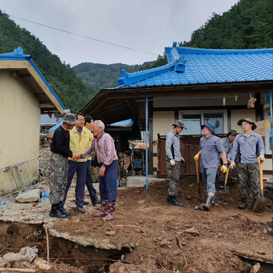 4일 황인권(맨 왼쪽) 육군2작전사령관이 경북 울진군 근남면 매화리 일대 태풍 피해 현장을 찾아가 주민의 손을 잡고 위로하며 조속한 피해복구에 총력을 기울일 것을 약속하고 있다.  부대 제공