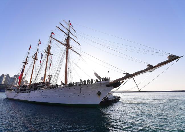 칠레 해군 3600톤급 훈련함 에스메랄다함이 초임장교 순항훈련 및 친선교류를 위해 지난 4일 오전 해군작전사령부 부산작전기지에 입항하고 있다.  부대 제공