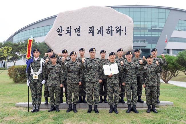 2019년 후반기 육군특수전사령부 탑팀(TOP-TEAM)으로 선발된 비호부대 태풍대대 11중대 유의철 대위 팀이 김정수(앞줄 가운데) 특수전사령관과 기념사진을 찍고 있다.  부대 제공