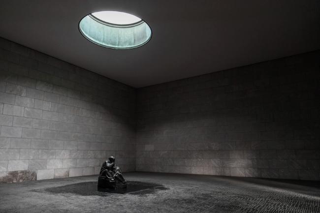 노이에 바헤의 내부에 설치된 케테 콜비츠의 조각상 ‘죽은 아들을 안은 어머니’ 설치 전경.  사진=www.elephantinberlin.com