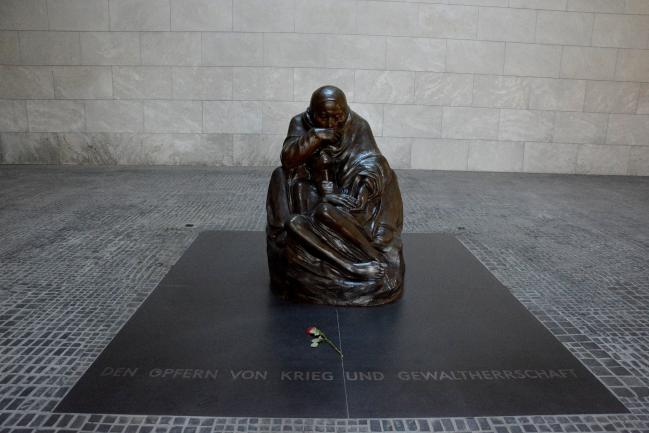 노이에 바헤의 내부에 설치된 케테 콜비츠의 조각상 ‘죽은 아들을 안은 어머니’ 설치 전경.  사진=www.elephantinberlin.com