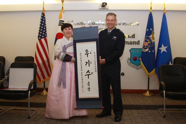 한미동맹친선협회 우현의(왼쪽) 회장이 지난 1일 미7공군사령부를 방문해 케네스 윌즈바흐 사령관에게 ‘우기수’라고 작명한 한국이름을 증정하고 있다.  한미동맹친선협회 제공