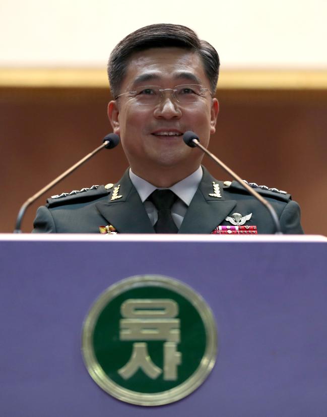 서욱 육군참모총장이 서울 노원구 육군사관학교에서 열린 제18회 대학생 안보토론대회 개회식에서 환영사를 하고 있다.  