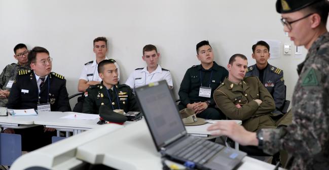 지난 4일 서울 노원구 육군사관학교에서 열린 ‘제18회 대학생 안보토론대회’에서 참석 학생들이 분과별 토론에 앞서 주제발표를 듣고 있다.