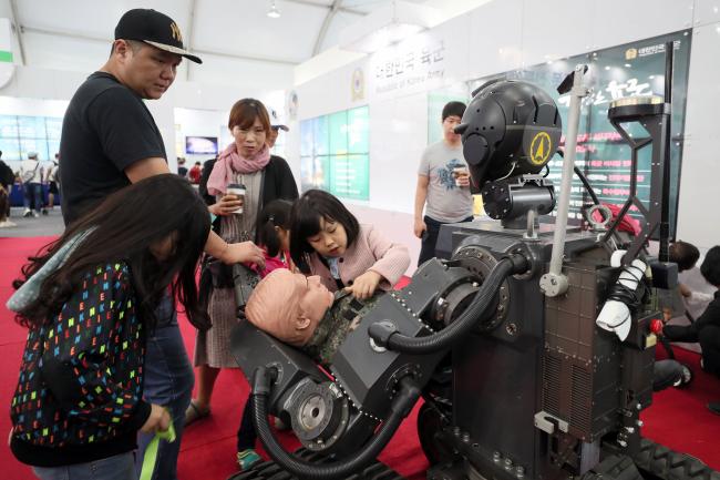 신기한 구인로봇   5일 계룡대 비상활주로에서 열린 제17회 지상군페스티벌 및 계룡세계군문화축제 육군 홍보부스에서 어린이들이 구인로봇을 살펴보고 있다.  계룡대=한재호 기자