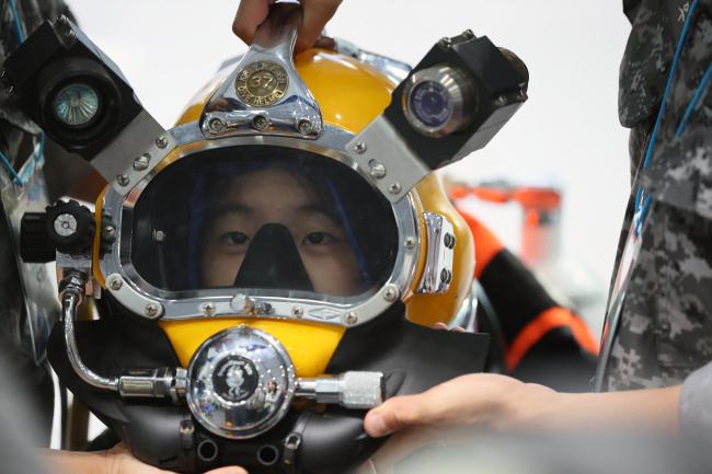 SSU 특수 잠수장비 체험  해군-해병대 홍보부스를 찾은 한 어린이가 해군해난구조대(SSU) 특수 잠수장비를 체험하고 있다. 
