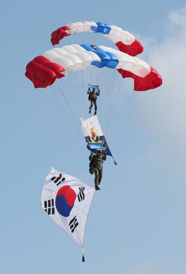 고공강하 시범   지난 4일 개막식에서 육군특전사 요원들이 고공강하 시범을 펼치고 있다. 