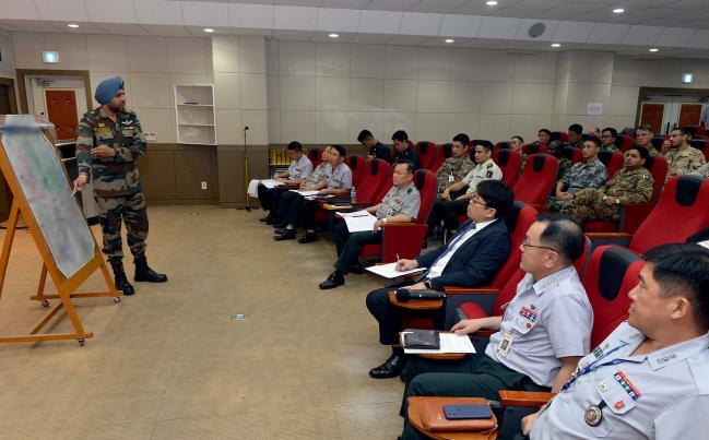 합동군사대학교 육군대학에서 ‘방어전술 작전브리핑 경연대회’를 개최한 가운데 대회에 참여한 한 외국군 수탁장교가 브리핑을 하고 있다.  합동대 제공 

