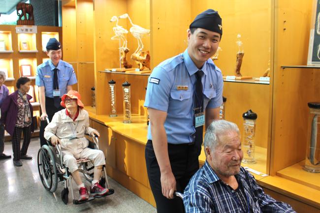 공군2방공유도탄여단 예하 8988부대 장병들이 지난 1일 강원 춘천 강원도립화목원에서 부대 인근 복지관 어르신들과 함께 나들이 행사를 하고 있다.  부대 제공